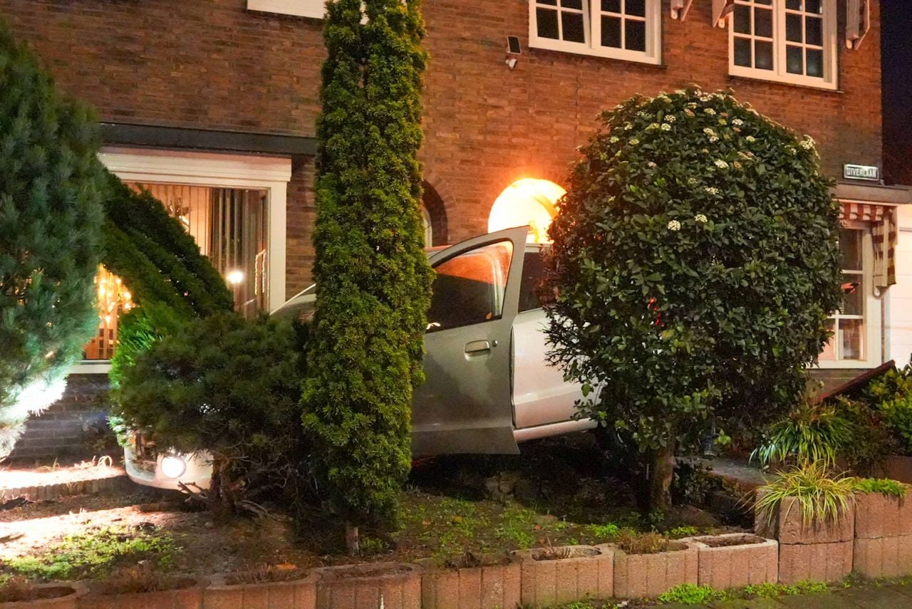 Car ends up in the front garden of two houses in Helmond. (Photo: Harrie Grijseels/Persbureau Heitink.)