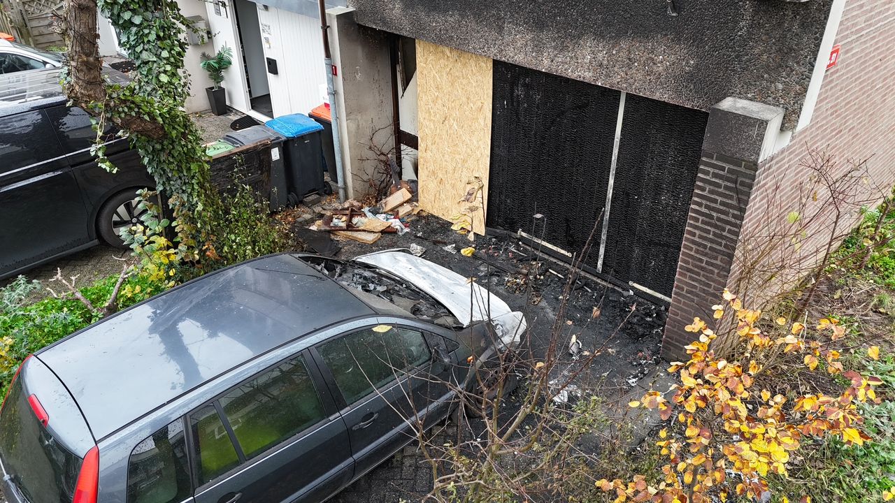 The fire is said to have spread to the car in front of the house in Den Bosch (photo: Bart Meesters/Persbureau Heitink).