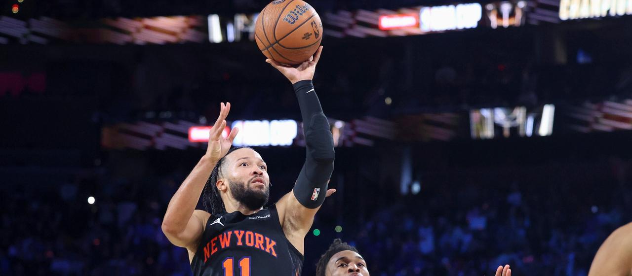 New York Knicks Jalen Brunson scores a basket against the San Antonio Spurs
