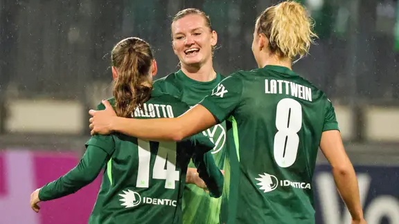 Smilla Vallotto (l.), Alexandra Popp (middle) and Lena Lattwein (r.) from VfL Wolfsburg