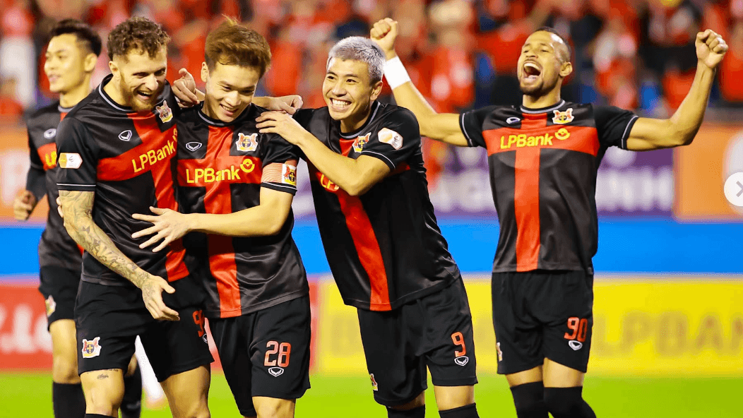 Deceptive similarity: No, these are not the Bayer Leverkusen jerseys. Here the players of Ninh Binh FC are cheering.