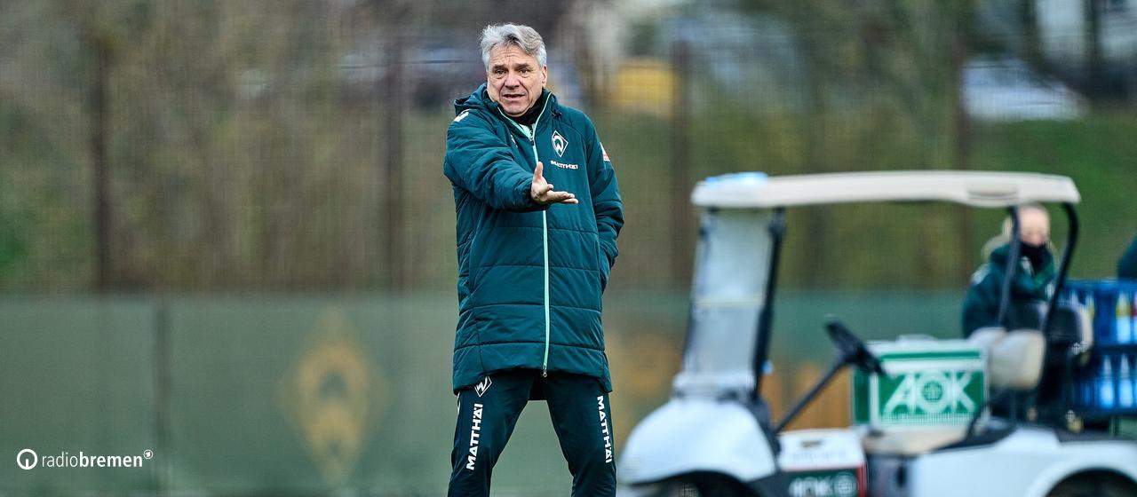Horst Steffen gives commands during training.