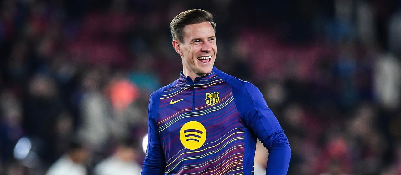 Marc Andre Ter Stegen warms up before a game