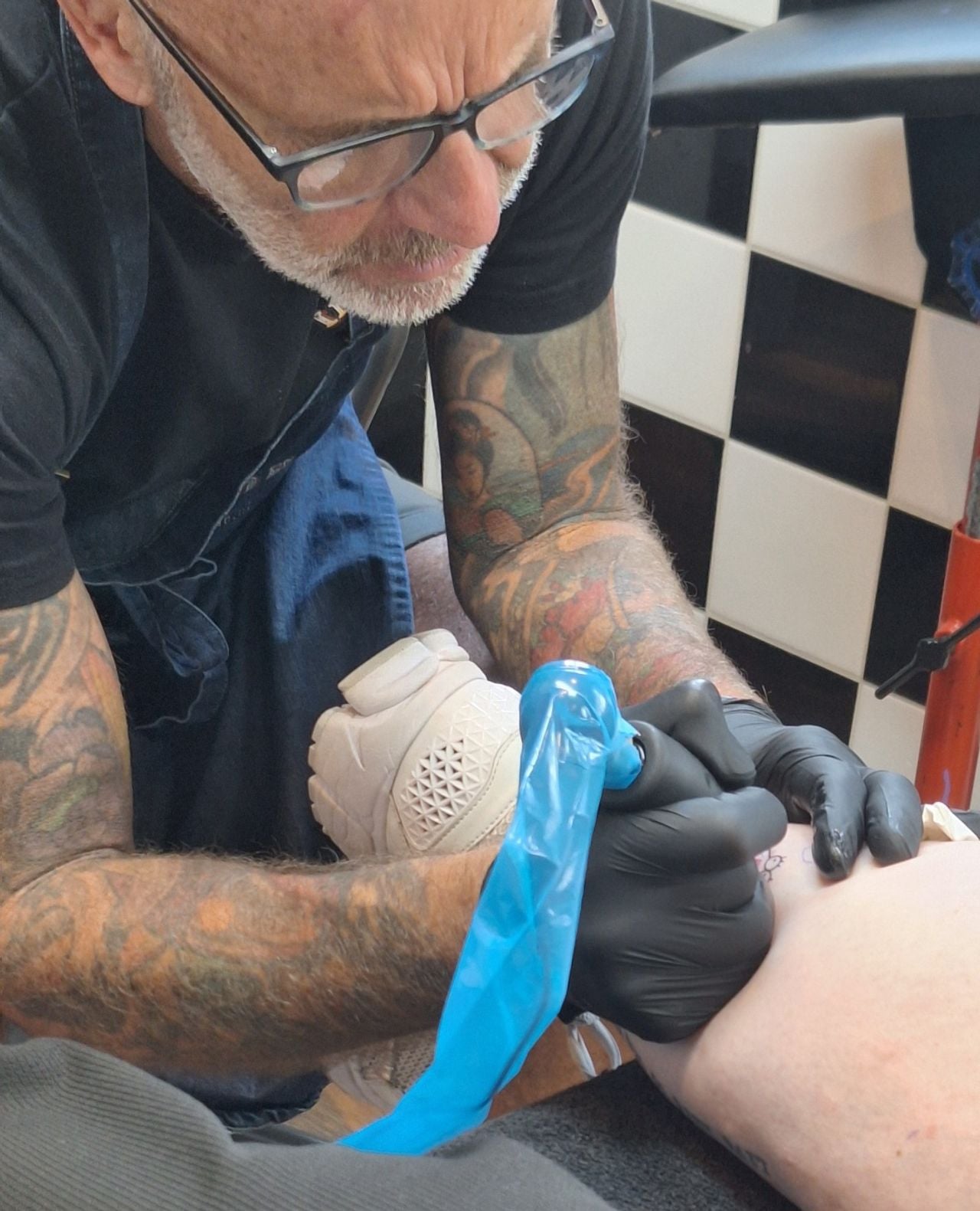 The moment the tattoo is placed on Karlijn (Private photo).