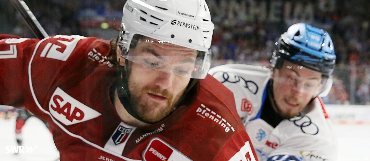 Kris Bennett (Adler Mannheim) in a duel with Philipp Preto (ERC Ingolstadt).
