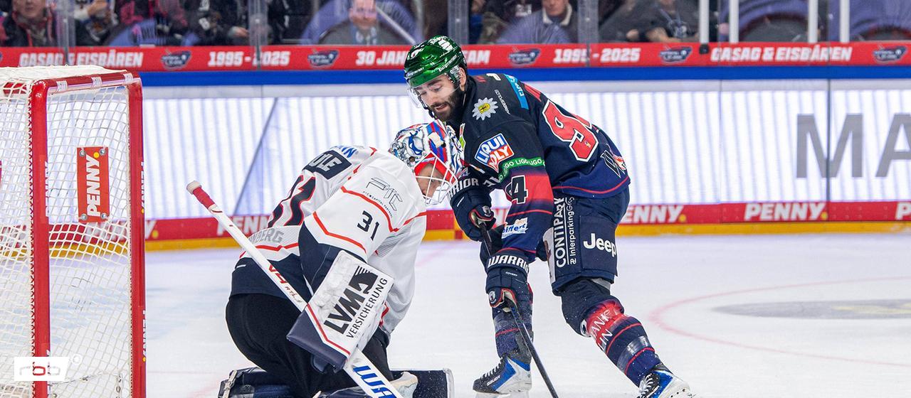 Liam Kirk from Eisbären Berlin wins the duel against Nuremberg goalie Niklas Treutle (imago images/Matthias Koch)
