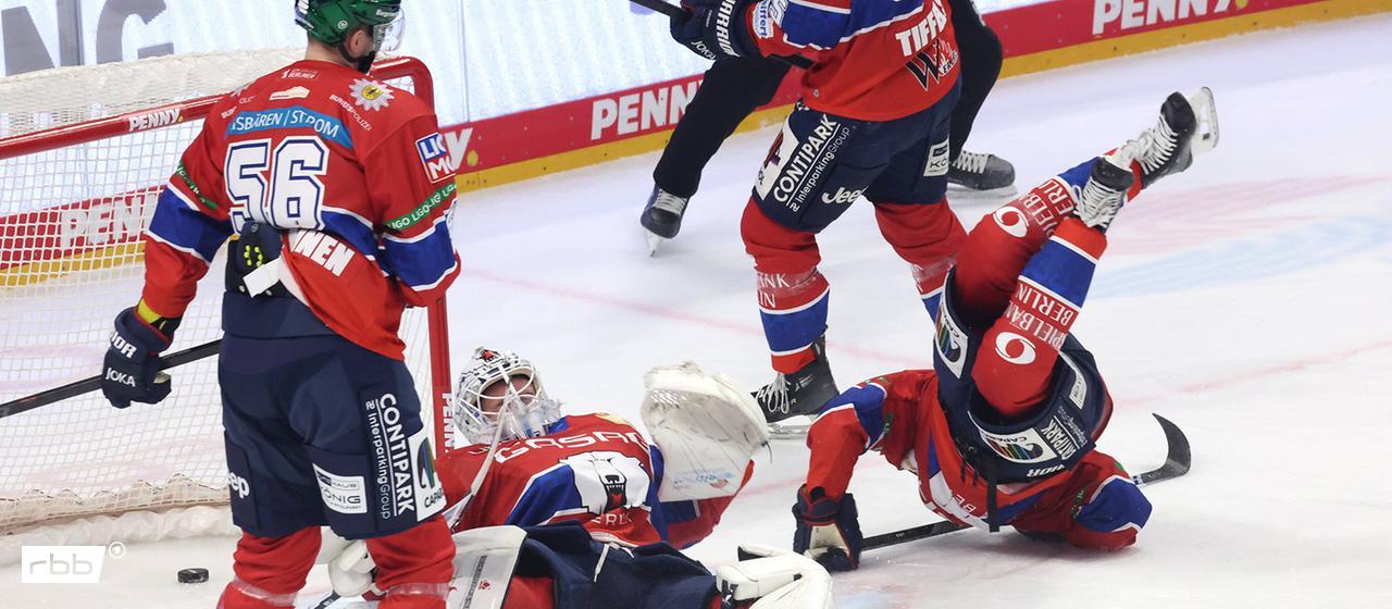 Curious game scene: Several Eisbären players are in front of their own goal, one lands headfirst on the ice, the goalkeeper is lying on his back, the Puk is in the goal. Image: IMAGO / Nordphoto