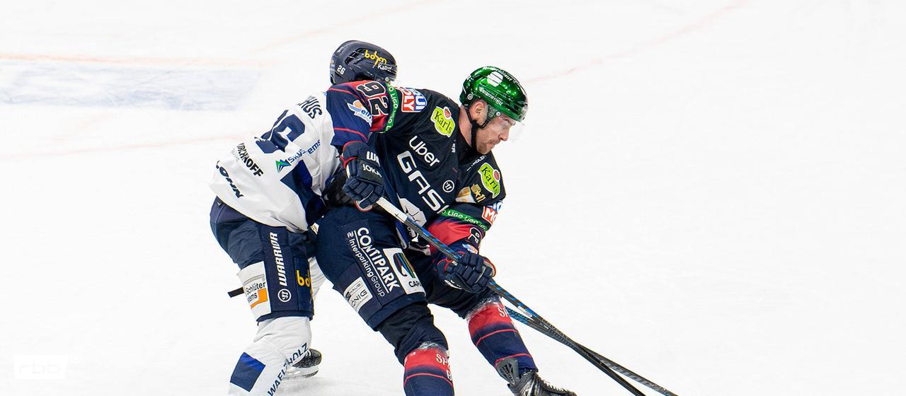 Lua Niehus (Iserlohn, left) and Marcel Noebels (Eisbären, right) in a duel. Source: imago images/Matthias Koch