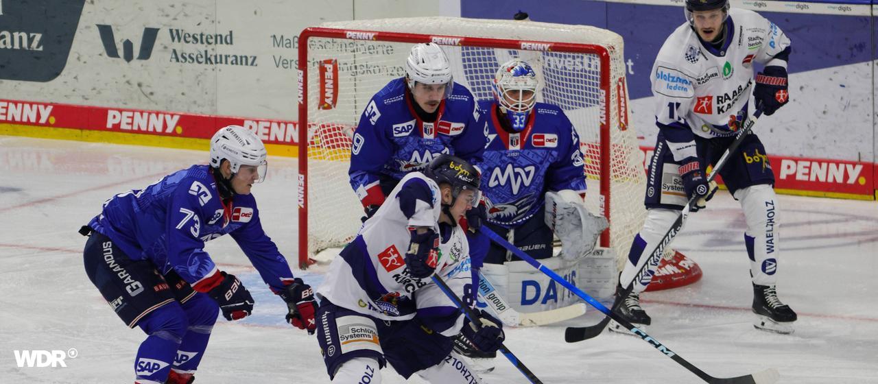 Daniel Geiger from the Iserlohn Roosters with the backhand pass in the game against Adler Mannheim.