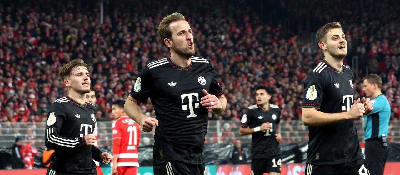 Harry Kane (m.), Lennart Karl (l.) and Josip Stanisic celebrate a goal in the game against Union Berlin