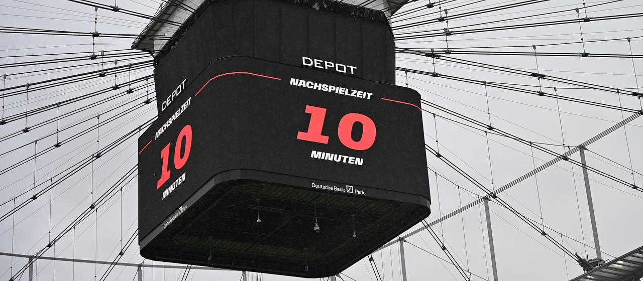The stoppage time is displayed in the Eintracht Frankfurt stadium