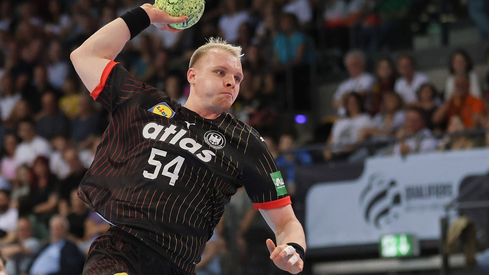 Justus Fischer in action: The German pivot is currently missing with an injury.