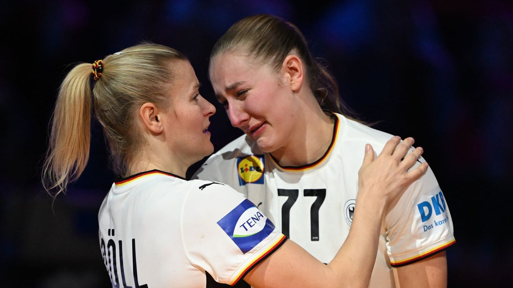 Captain Antje Döll (left) consoles Viola Leuchter: It wasn't enough to win the World Cup against Norway.