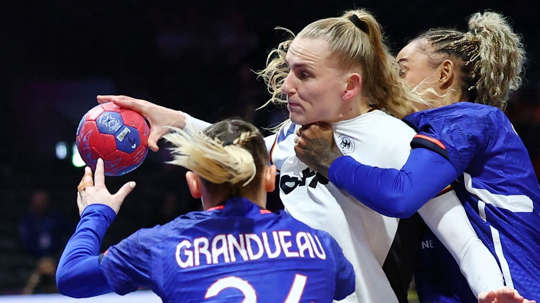 Viola Leuchter in the grip: Germany dreams of the World Cup final.