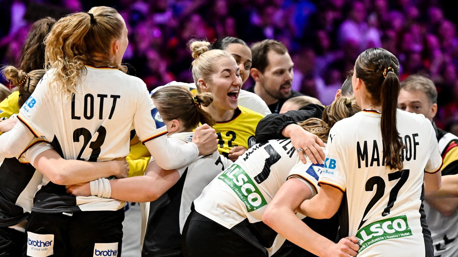 Cheers from the DHB women: Are the images repeated in the World Cup final?