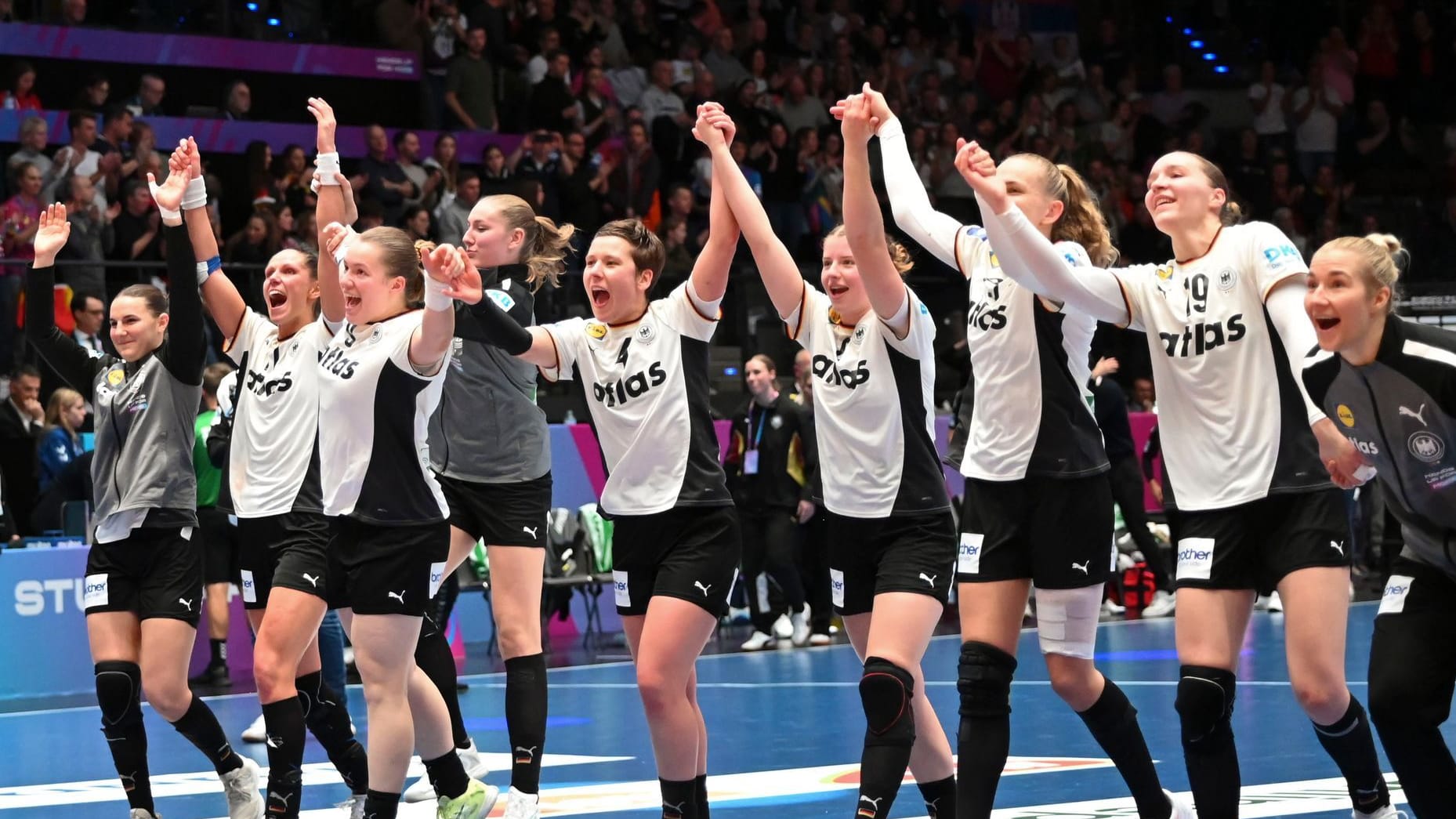The DHB women are happy: They are going into the main round of the World Cup in a good starting position.