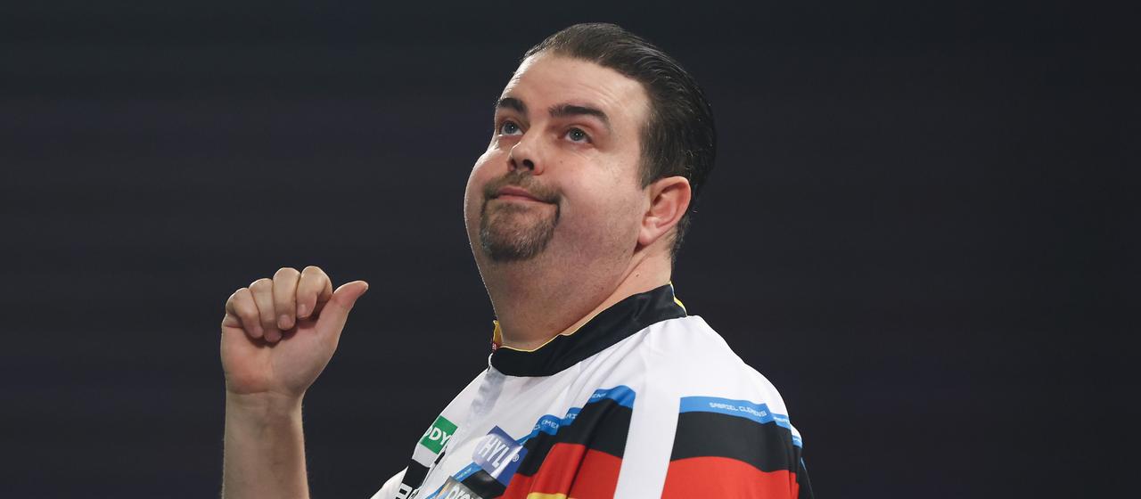 Germany's Gabriel Clemens loses to Luke Humpries in the third round of the Darts World Cup