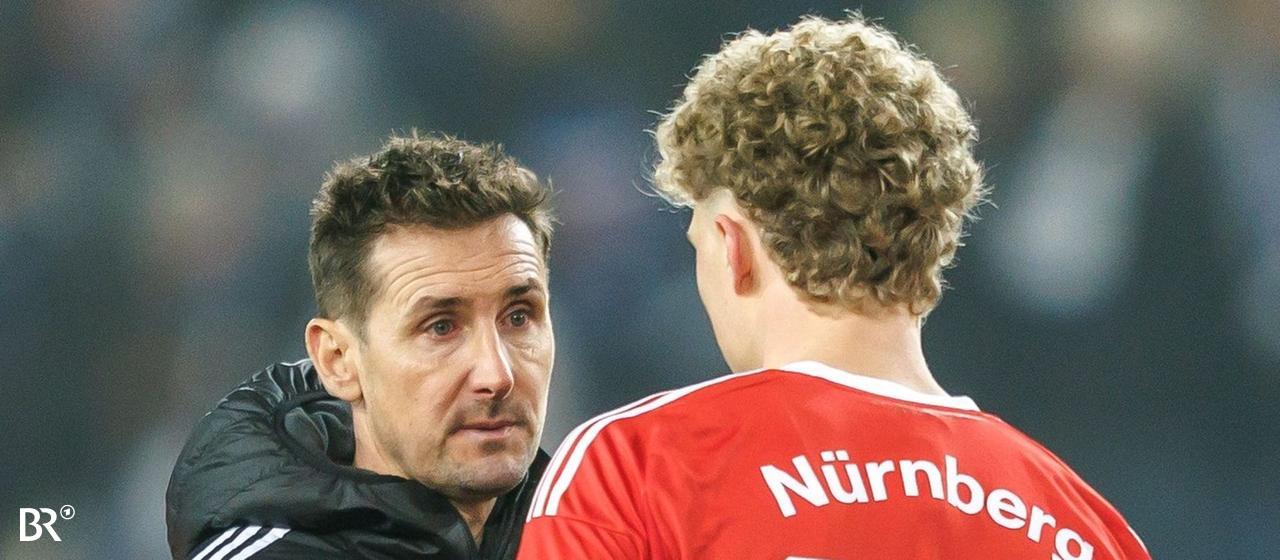 November 29th, 2025, Saxony-Anhalt, Magdeburg: Football: 2nd Bundesliga, 1. FC Magdeburg - 1. FC Nuremberg, 14th matchday, Avnet Arena. Coach Miroslav Klose (2nd from left, 1. FC Nürnberg) high-fives Piet Scobel (2nd from right, 1. FC Nürnberg). 