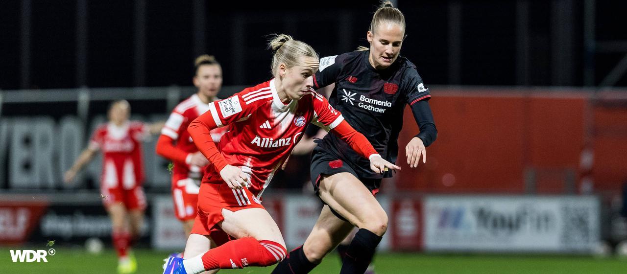 Footballer Franziska Kett (l.) from Bayern Munich in a running duel with Juliette Vidal from Bayer 04 Leverkusen
