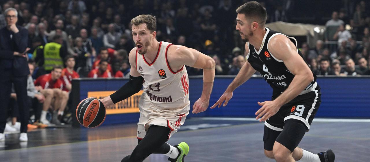 Andreas Obst dribbling against Partizan