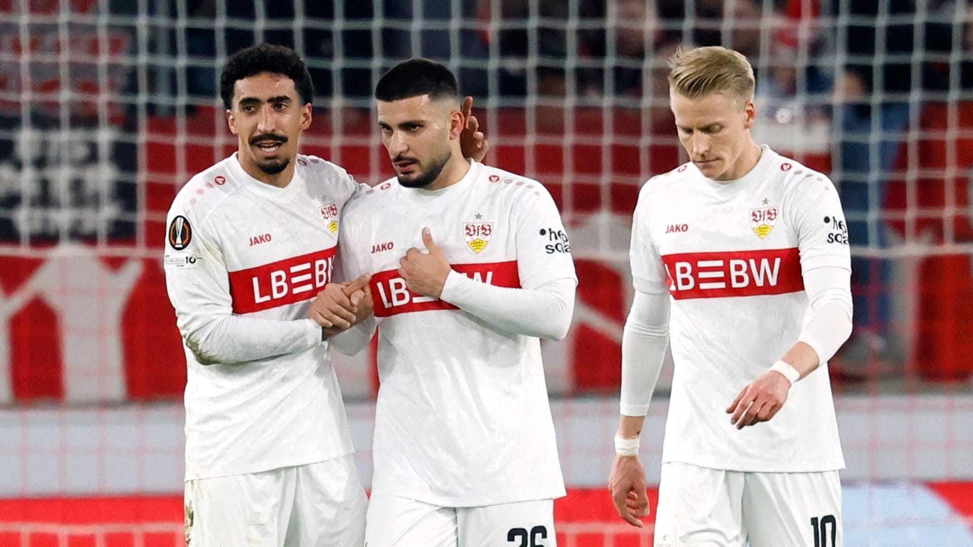 Tiago Tomás (l.), Deniz Undav (m.) and Chris Führich celebrate: Stuttgart won confidently against Maccabi.