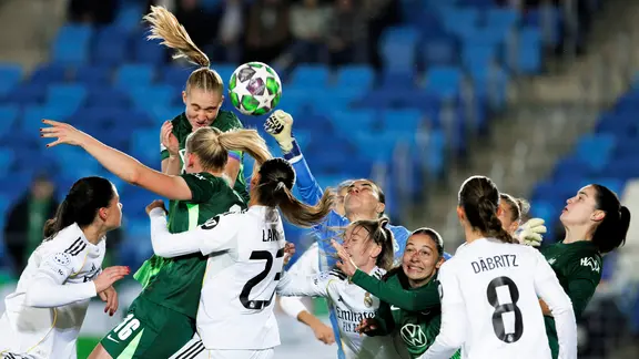 The VfL Wolfsburg footballers in the game at Real Madrid