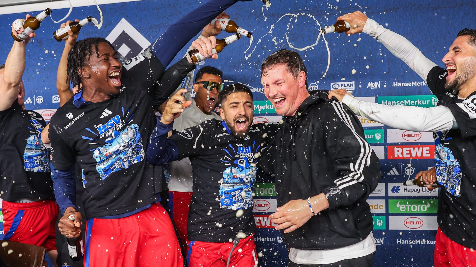 Refreshment for the promotion coach (archive photo): Merlin Polzin (2nd from right) was given a cold beer shower after the Ulm game.