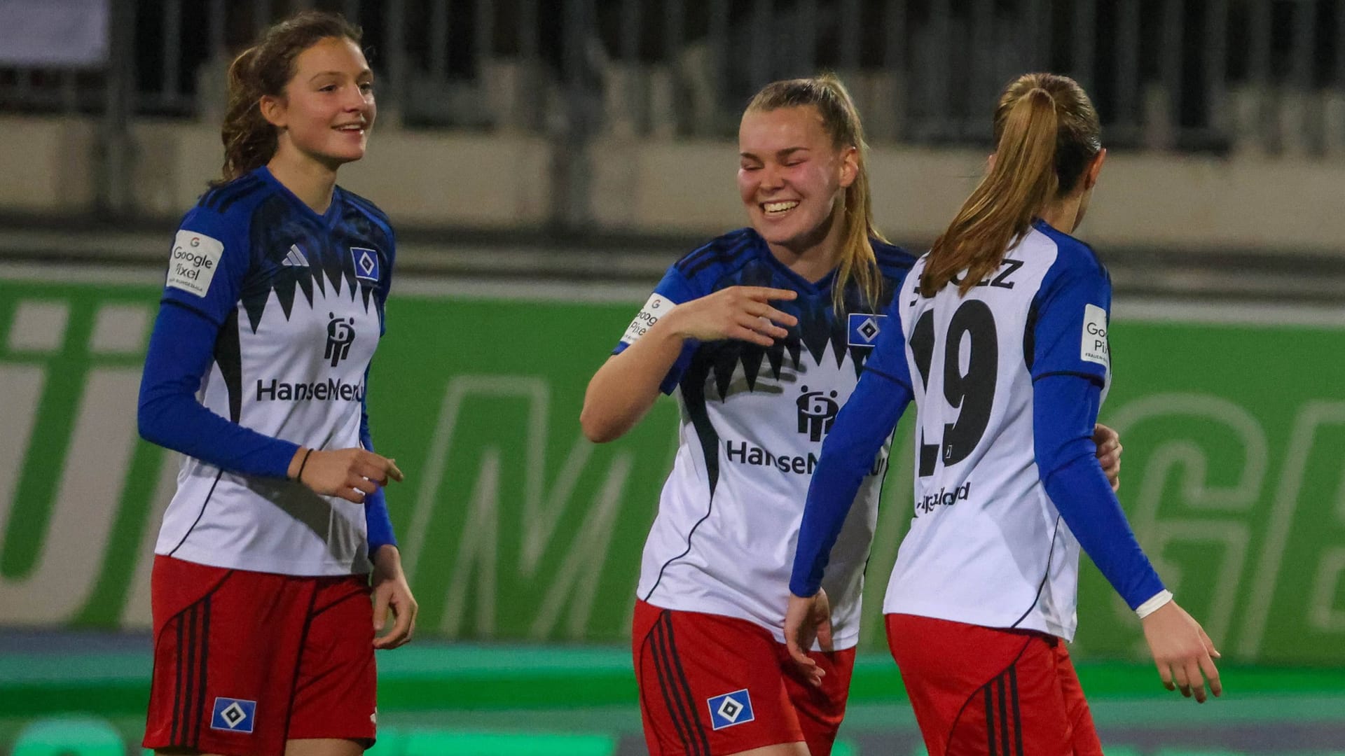 HSV had been hoping for a surprise for a long time: Svea Stoldt (m.) gave the promoted team a surprising lead in Wolfsburg.