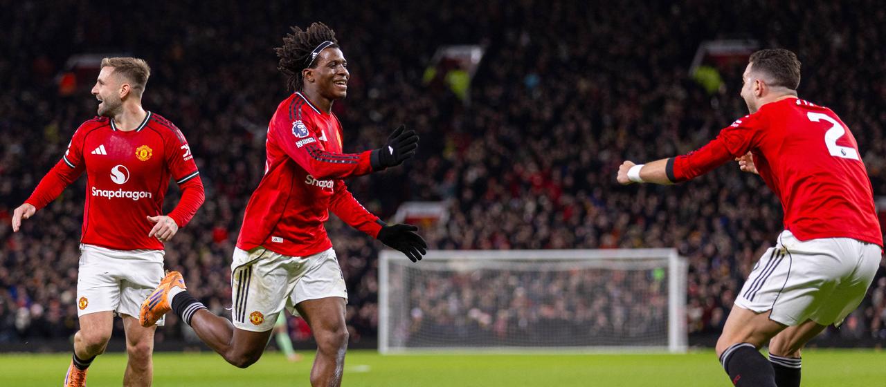 Patrick Dorgu celebrates with his Man United teammates