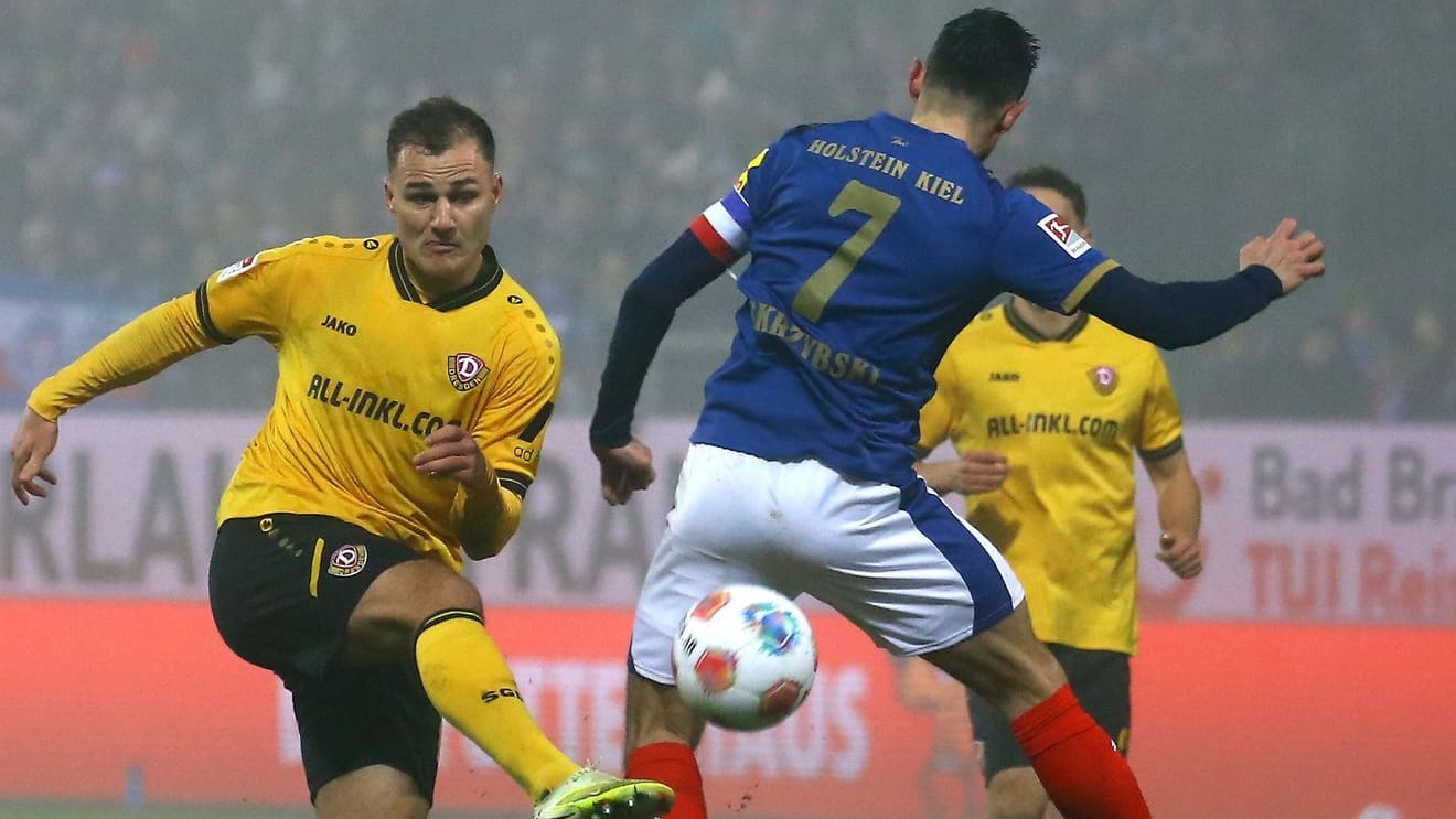 Jakob Lemmer (l.) pulls away, but has no success: Dynamo Dresden goes into the new year as bottom of the table.