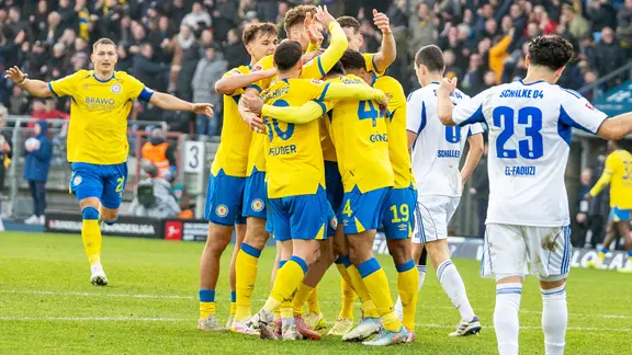 Cheers from the Eintracht Braunschweig players