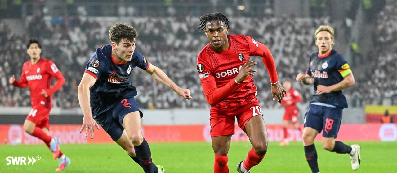 Freiburg's Junior Adamu in a running duel with Jacob Rasmussen (FC Red Bull Salzburg).
