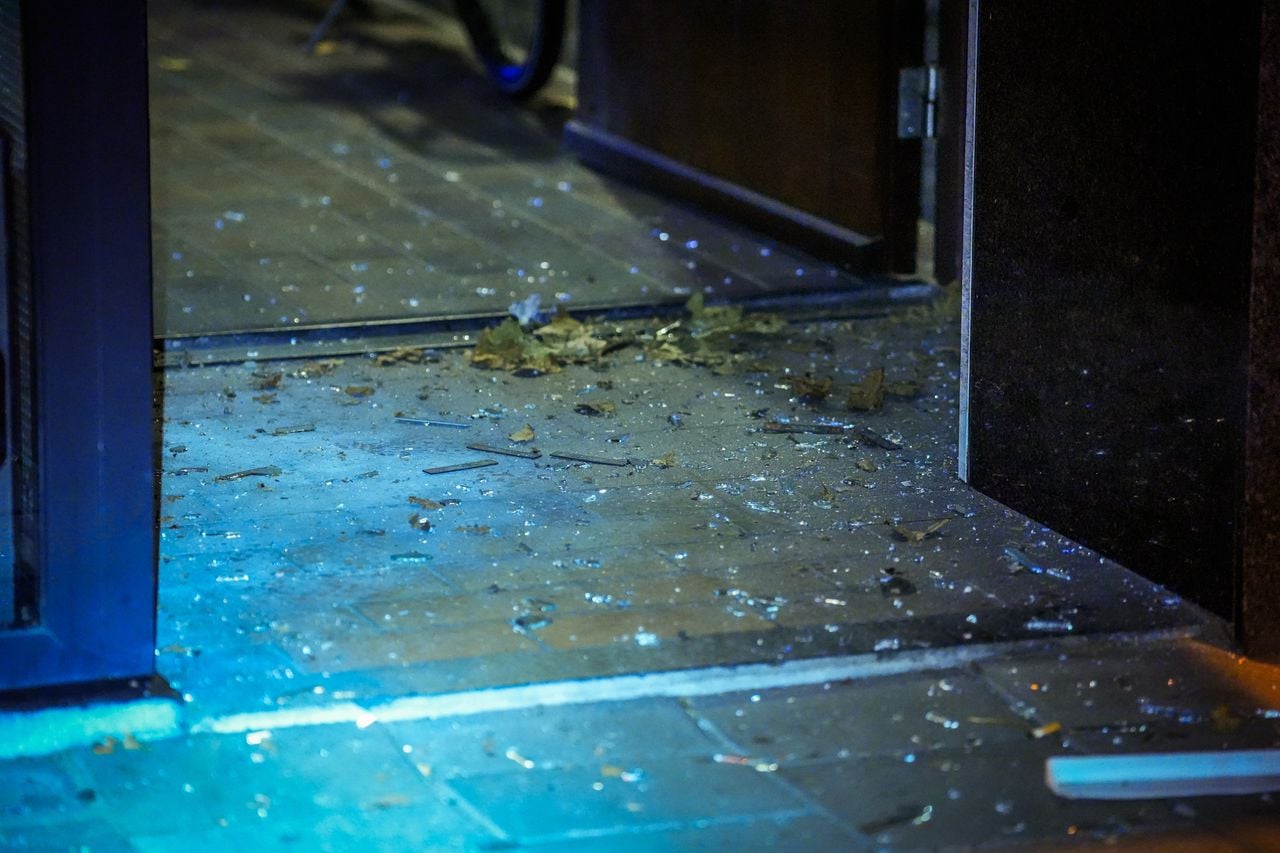 Glass jumped out of the facade after an explosion on the Aalsterweg (photo: Persbureau Heitink).