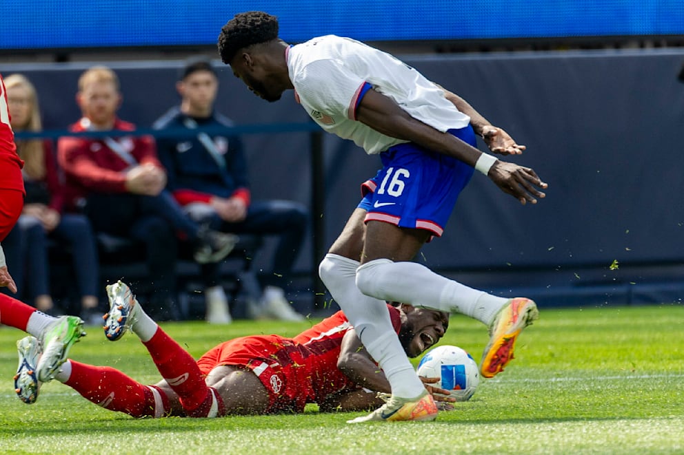 Hier verletzte sich Alphonso Davies (25) im Zweikampf mit USA-Spieler Patrick Agyemang (25)