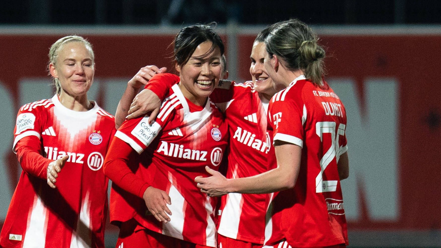 Momoko Tanikawa (center) celebrates with her teammates: FC Bayern continues to lead the women's Bundesliga table.