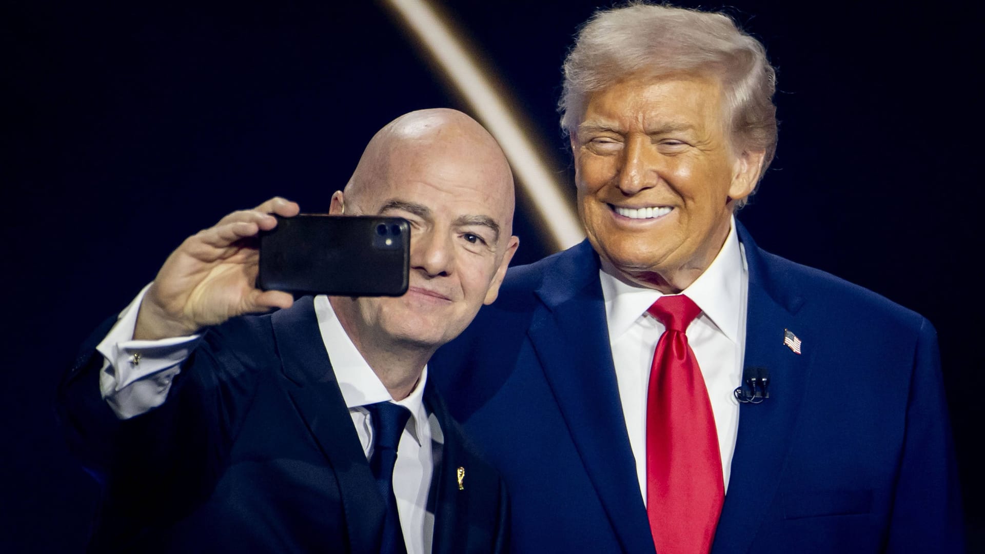 Selfie with a populist: FIFA President Infantino (left) and US President Trump at the World Cup group draw.