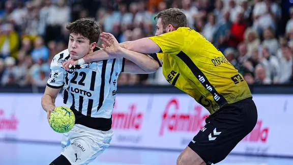 Rasmus Ankermann (THW Kiel, l.) in the game against TVB Stuttgart