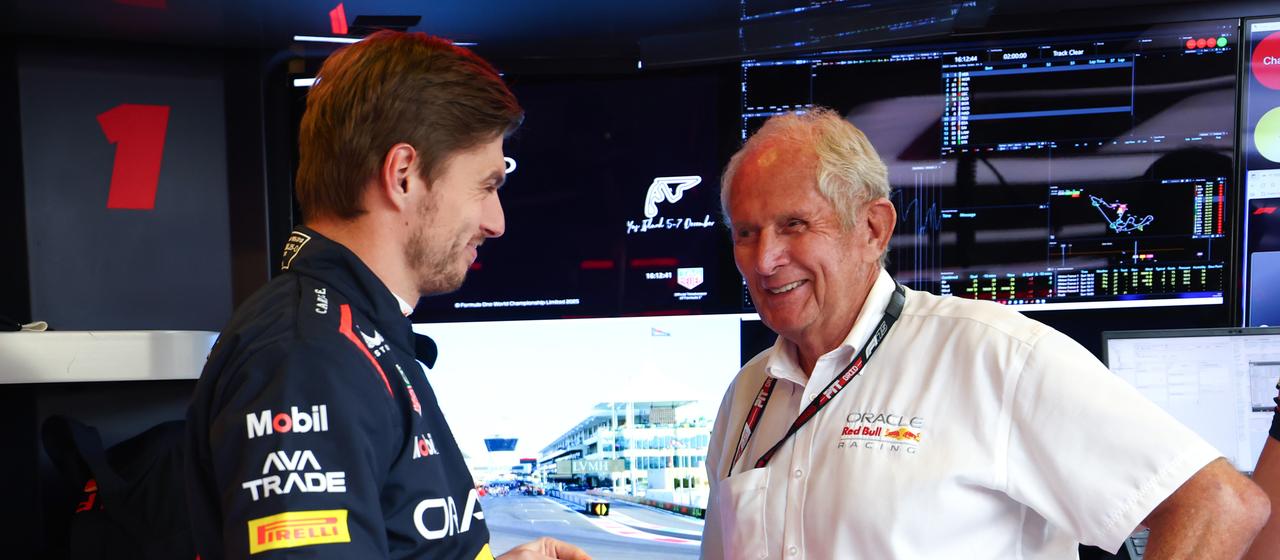 Max Verstappen in conversation with Dr. Helmut Marko (r.)