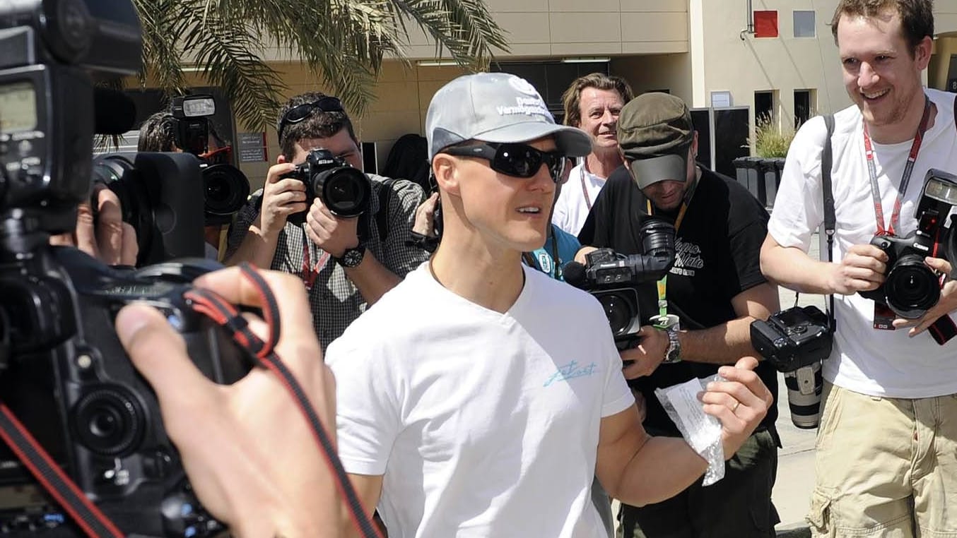 In the center of interest: Michael Schumacher surrounded by photographers in 2010.