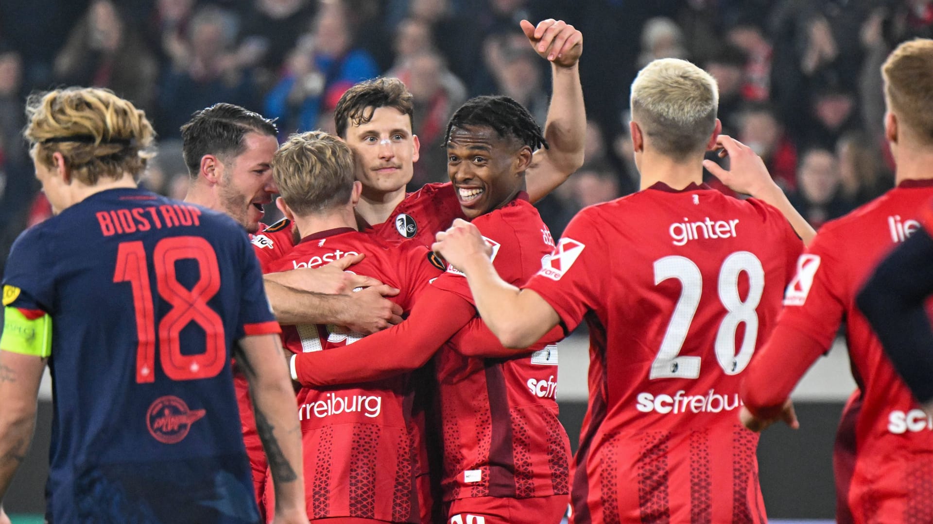 Celebrations at SC Freiburg: They fought for their next victory.