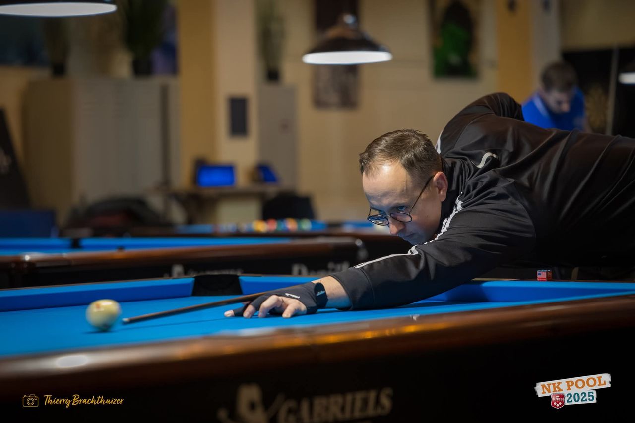 Pool billiards player Tim Jonkman on the offensive (photo: Thierry Brachthuizer).