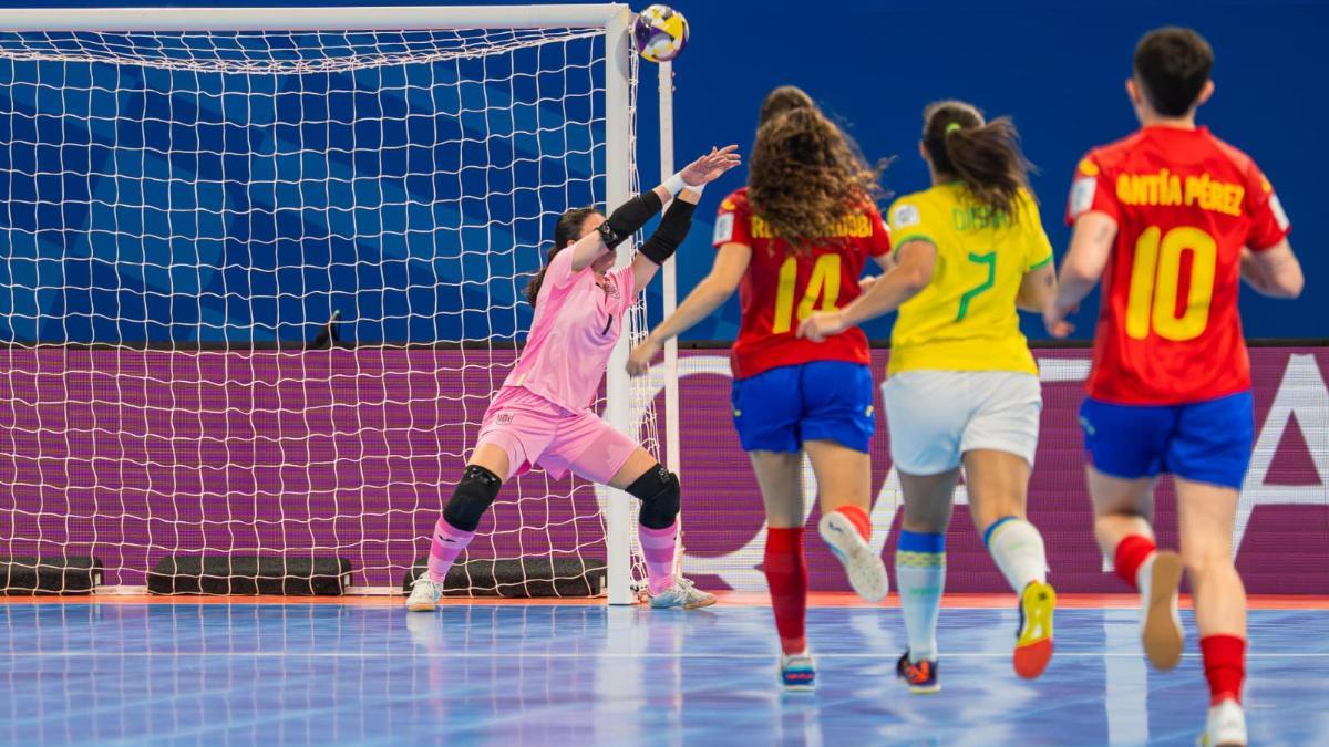 Elena González was notable despite conceding four goals
