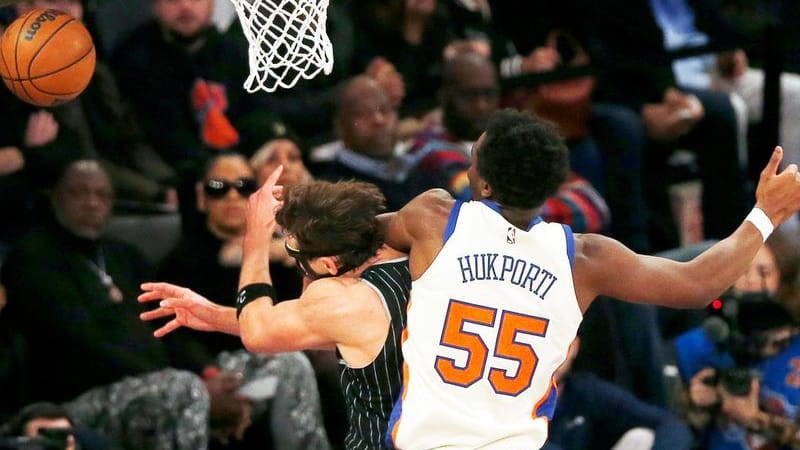 NBA star Franz Wagner (left) is fouled with serious consequences by his German compatriot and opponent Ariel Hukporti.