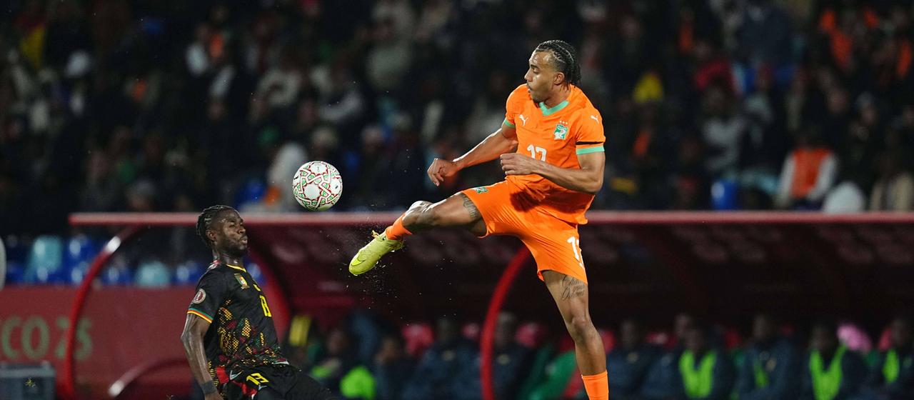 Guela Doue (r.) from Ivory Coast in a duel for the ball with Cameroon's Darlin Yongwa