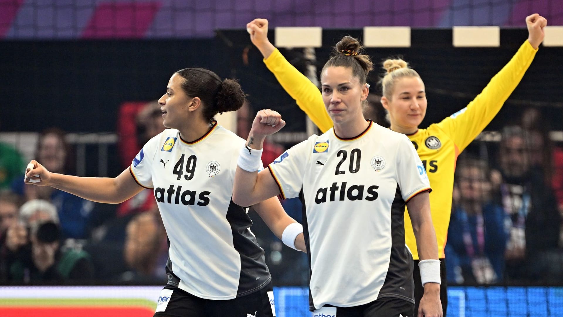 Celebrations about the quarter-finals: Aimee von Pereira (l.), Emily Vogel (m.) and Katharina Filter celebrated their next victory with Germany.