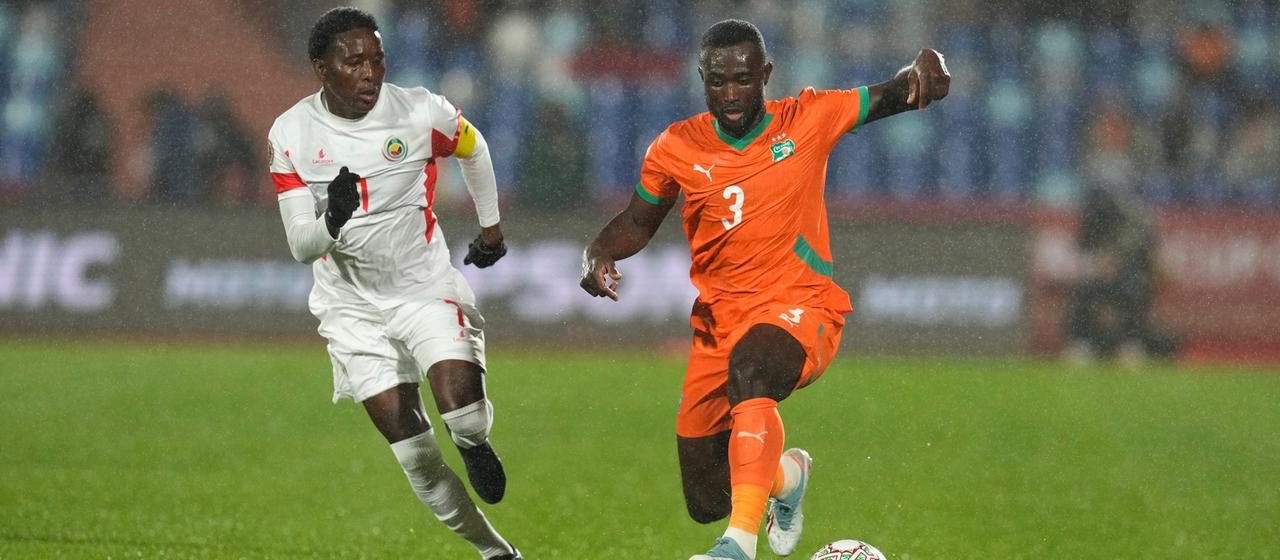 Ghislain Konan (r.) in a duel with Elias Gaspar Pelembe (l.)