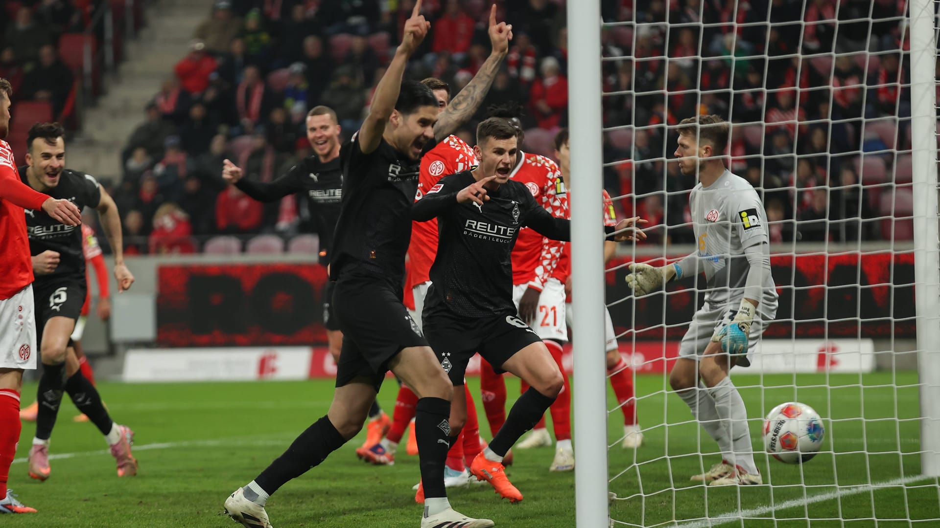 The ball is in there: The Gladbachers celebrate the opening goal in Mainz.
