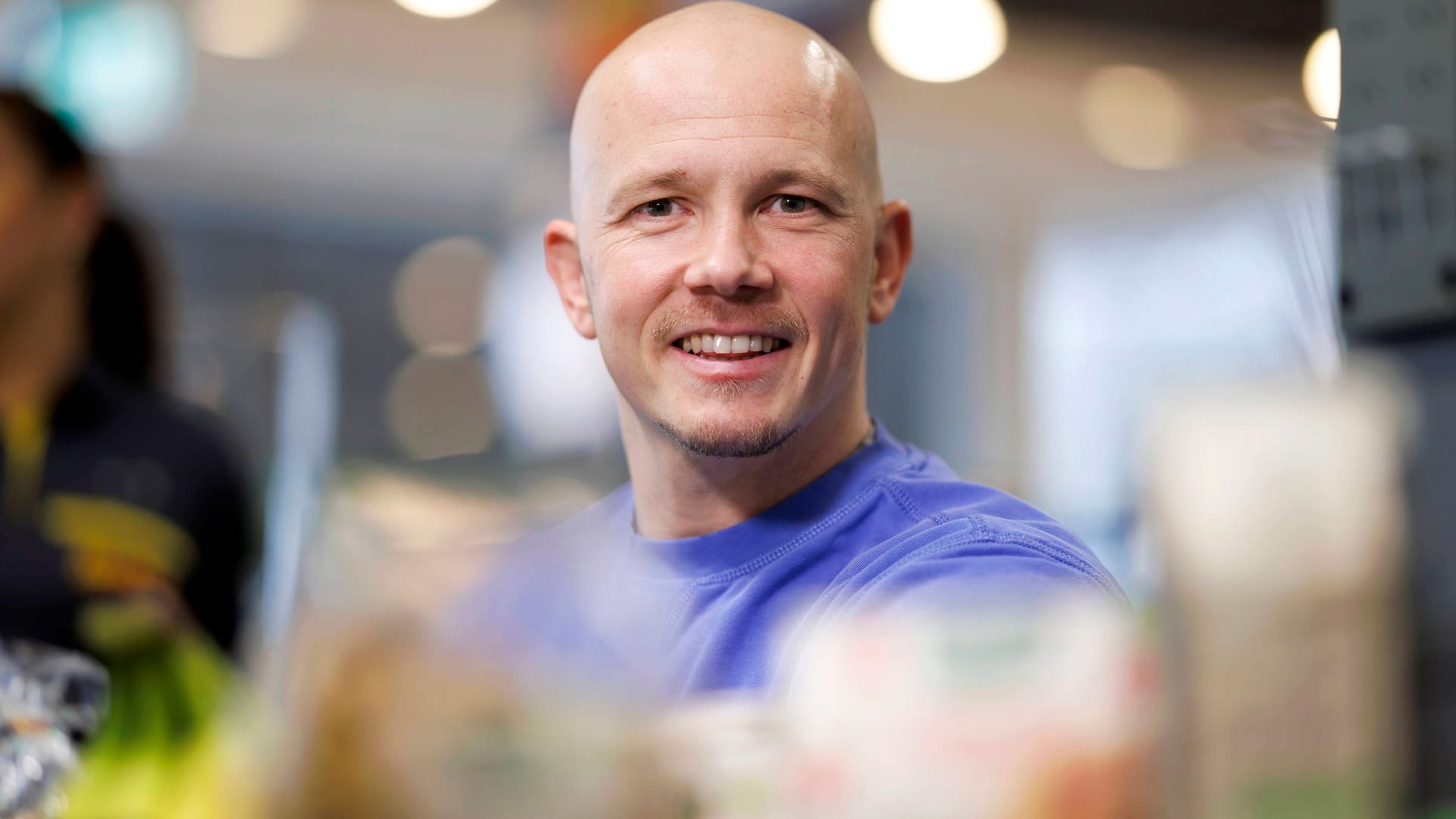 Good cause: Former professional gymnast Fabian Hambüchen sits at the checkout at the discount store.