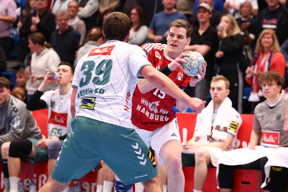 Dominik Axmann (26/r.) bei seinem Bundesliga-Comeback im Duell gegen Mindens Malte Donker (27)