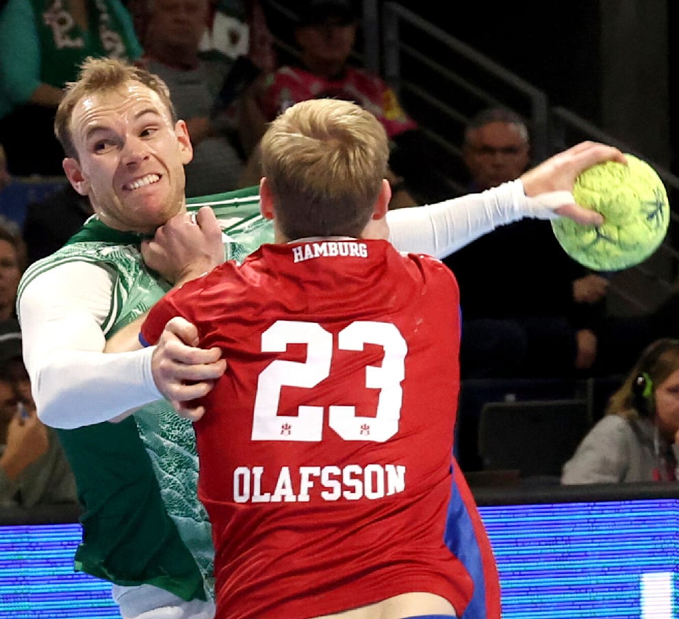Harte Arbeit im Hinspiel! Einar Olafsson (24/r.) stoppt Welthandballer Mathias Gidsel (26)